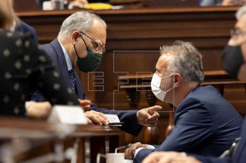 El presidente del Gobierno de Canarias, Ángel Victor Torres (d), conversa con el diputado Casimiro Curbelo minutos antes de comenzar el pleno del Parlamento / EFE Miguel Barreto